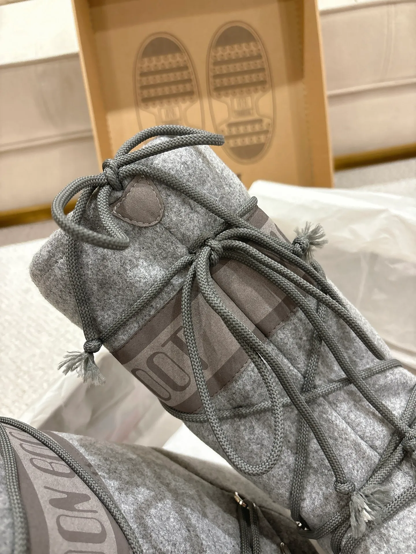 p660 [Exclusive top quality | New upgrade] Moon Boot 2025 autumn and winter hot snow boots are here! Don’t just focus on UGG anymore, fashionistas have already changed to these "ugly moon boots" ✨ 🔥Forget UGG! The Moon Boot that was once popular throughout the millennium is back! At that time, Paris Hilton, Victoria Beckham and other top icons were wearing it. Now with the strong return of the Y2K trend, the same QQ show outfit is a must-have for young people!  👢Hidden within 4cm, the legs are slimmer. 💫Looks fluffy, but actually looks slimmer. ❄️Full marks for thermal insulation, no longer cold in winter. 🌟Same style for men and women, regardless of left or right, easy to match. Don’t look at it’s cute appearance, but it instantly transforms into a trend focus! If you want both warmth and style, this is a must-have! ❶Material: original customized nylon cloth ❷Lining: original 100% silk cotton liner ❸Feet: original 100% silk cotton liner ❹Outsole: original molded two-color non-slip outsole ❺Sole thickness: 4cm (including inner height increase) ❻Code number: 35/38; 39/41 ❼Packaging: original full set of packaging ☀Color: official website updated simultaneously